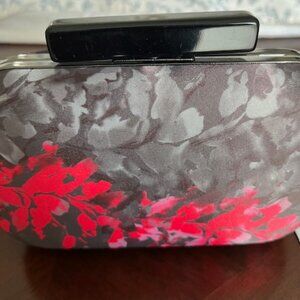 Le Chateau small rigid clutch.